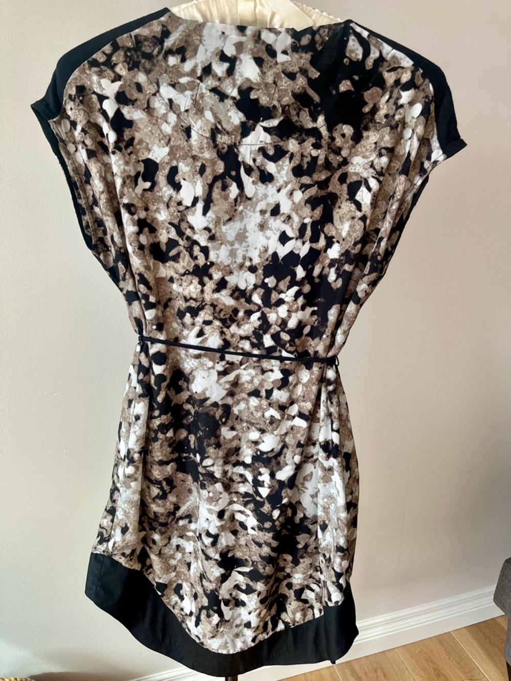 Mossimo Mod/Retro Black, Taupe and White Abstract Print Mini Dress US M - Picture 3 of 15